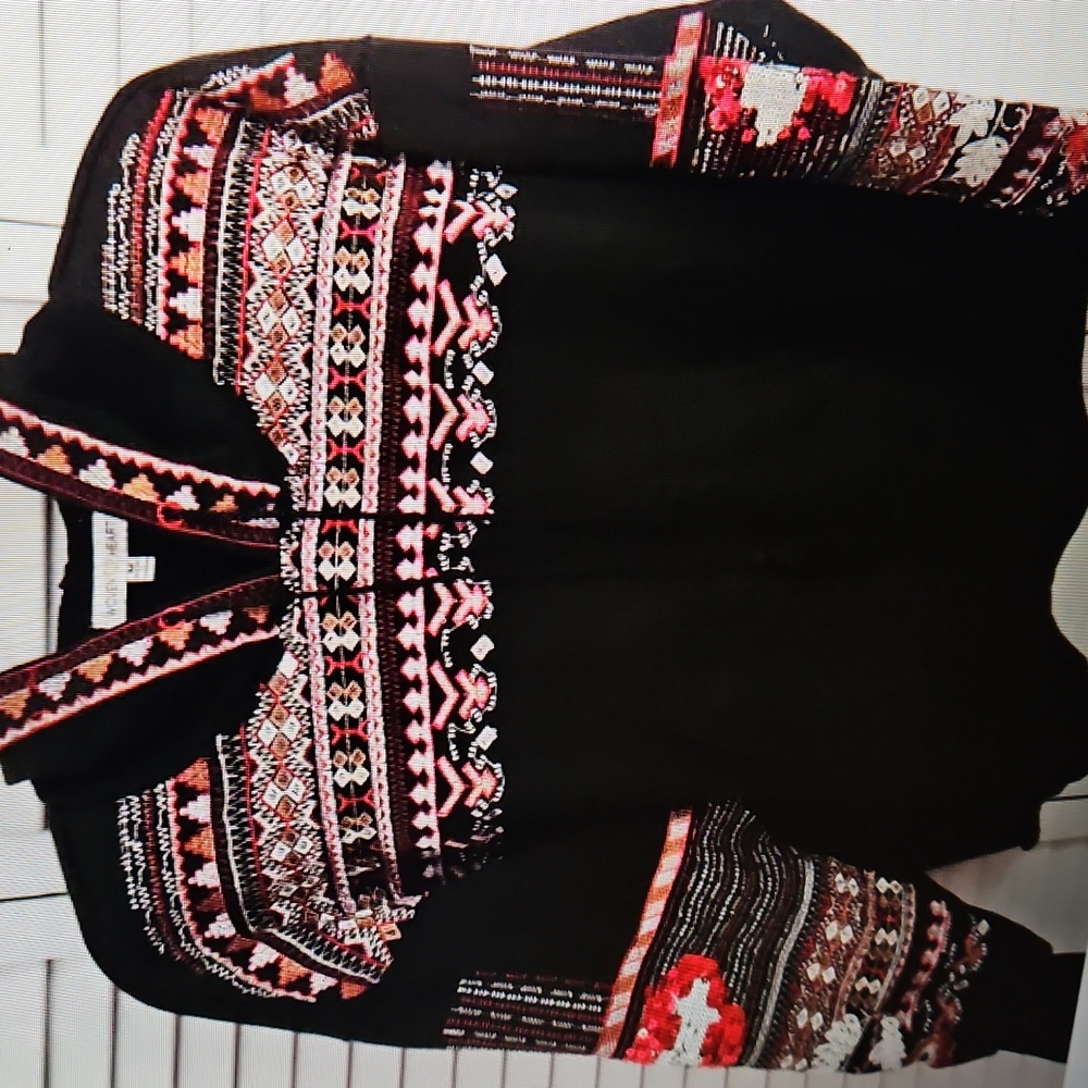 WOVEN HEART BLACK EMBROIDERED/SEQUINED CROPPED HOODIE sz M